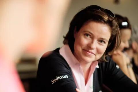 Eine lächelnde Studiosus-Reiseleiterin, die bei einem Gespräch aufmerksam zuhört.