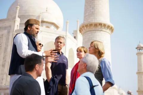 Eine Gruppe von Menschen, vor dem Taj Mahal.