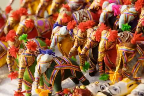 Kunstvolle Elefantenskulpturen mit bunten Verzierungen und Blumen.