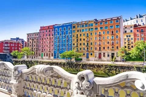 Farbenfrohen Häuser am Fluss Nervion in der Innenstadt von Bilbao.