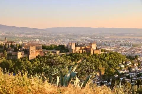 Historische Burglandschaft von Granada mit der Alhambra