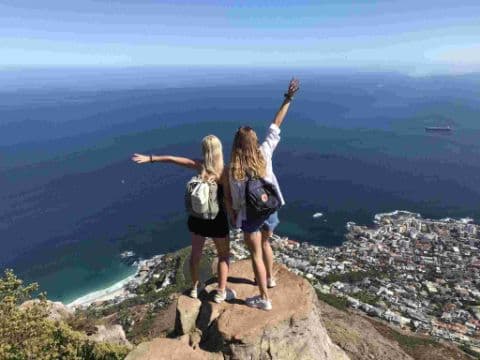 Zwei Frauen genießen die Aussicht auf Kapstadt vom Berg.