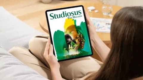 Eine Frau entspannt auf dem Sofa und liest das 'Studiosus Magazin' auf einem Tablet.