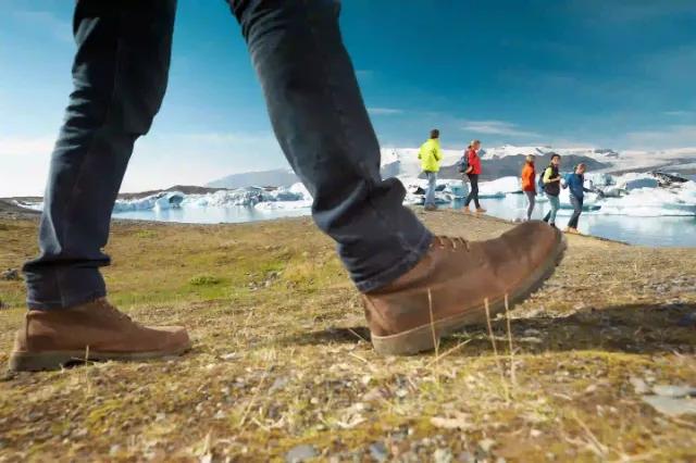 Nahaufnahme von Wanderschuhen in der isländischen Landschaft.