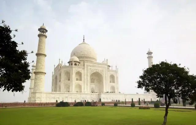 Der Garten des Taj Mahal mit Blick auf das monumentale Gebäude.
