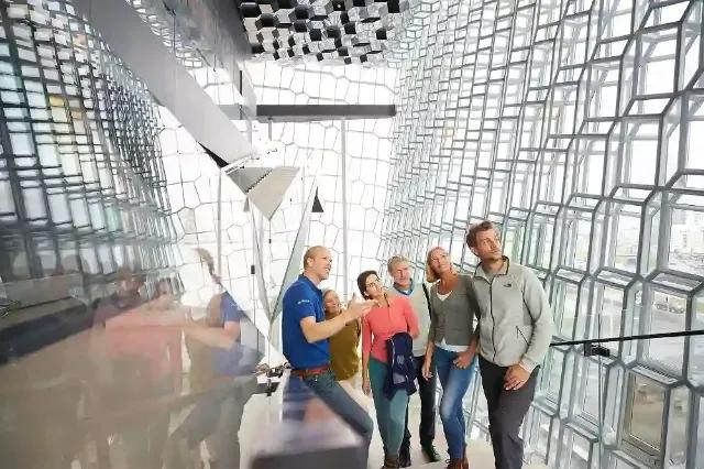 Eine Reisegruppe besucht ein Museum mit moderner Architektur.