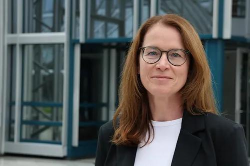 Die Pressesprecherin von Hauser Exkursionen, Karin Graf, lächelt in die Kamera.