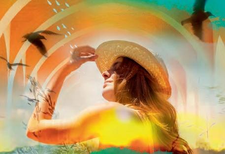 Eine Frau mit Sonnenhut vor einem farbenfrohen Hintergrund.