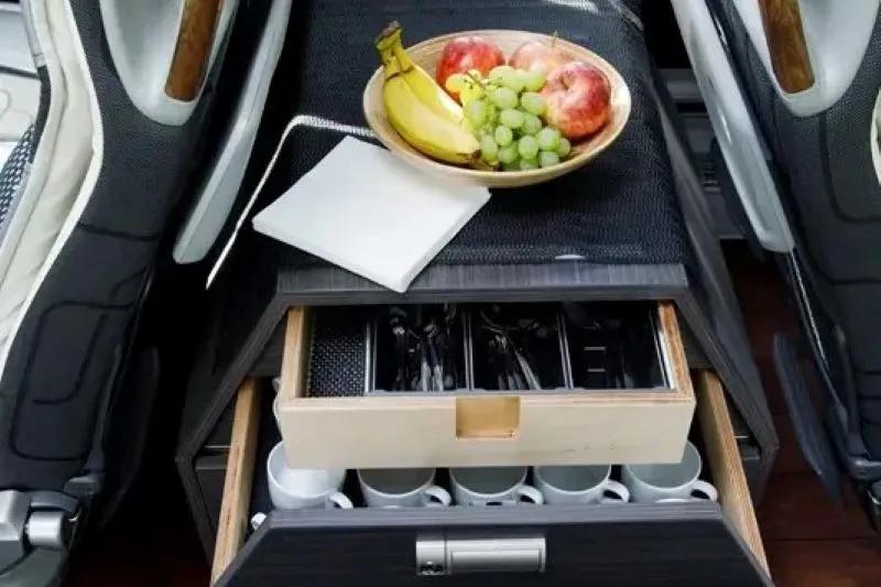 Bequemer Reisebus mit frischen Früchten und Geschirr.