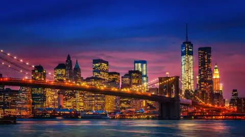 Die Skyline von New York in der Nacht mit der Brooklyn Bridge ist immer wieder faszinierend