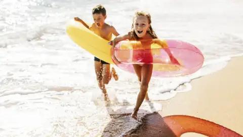 Auf unserer Familien-Studienreise nach Sizilien gibt es viel zu sehen. Und zwischendurch laufen wir garantiert quietschvergnügt am Strand entlang.