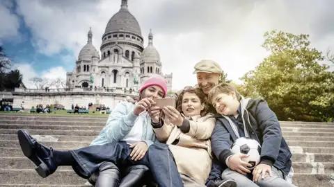 Im Rahmen unserer Studiosus-family-Reise organisiert die Reiseleitung eine spannende Stadtrallye durch das Künstlerviertel Montmartre. Und wir genießen den berühmten Ausblick von den Stufen der Kirche Sacré-Coeur über Paris.