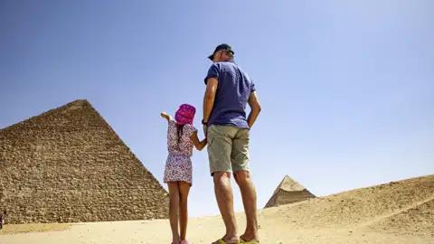 Während der neuntägigen family-Reise von Studiosus besuchen Sie auch die berühmten Pyramiden von Gizeh.