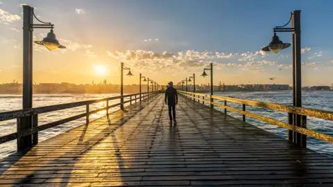 Auf unserer Rundreise durch Namibia kommen wir auch nach Swakopmund. Das Licht auf der Mole ist am Morgen und Abend phantastisch! Gut, dass unser Hotel gleich in der Nähe liegt!