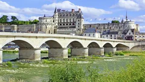 Auf unserer Studienreise besuchen wir an der Loire das mächtige Schloss von Amboise. Leonardo da Vinci verbrachte hier seine letzten Lebensjahre.