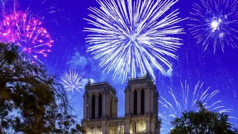 Bewundern Sie das Feuerwerk über Notre Dame in Paris auf Ihrer Gruppenreise.
