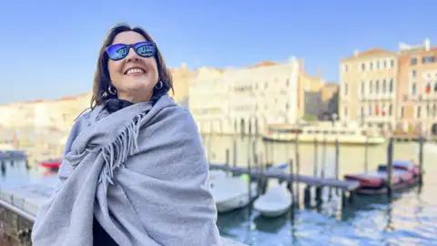 Auf unserer Gruppenreise nach Venedig genießen wir die Sonne am Kanal, während einer Erkundung der malerischen Wasserstraßen der Stadt.