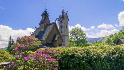 Auf unserer Reise ins Riesengebirge bewundern wir im Ferienort Karpacz am Fuß der Schneekoppe die Stabkirche Wang. Der preußische König Friedrich Wilhelm ließ sie von Norwegen nach Karpacz bringen und wieder aufbauen.