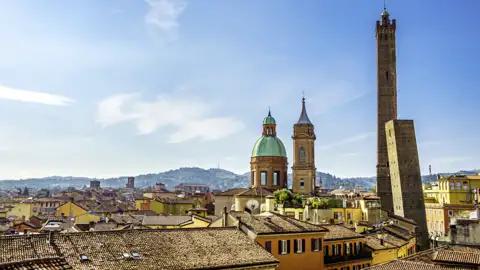 Panorama von Bologna mit den charakteristischen Türmen Asinelli und Garisenda sowie den Dächern der Stadt