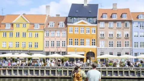 Die belebten Restaurants am Kai des Nyhavn in Kopenhagen, ein toller Anblick auf jeder Gruppenreise nach Dänemark.