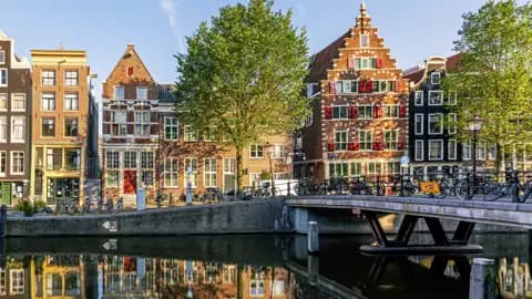 Ein Höhepunkt jeder Reise in die Niederlande ist ein Besuch in Amsterdam. Eine Bootsfahrt oder ein Spaziergang am Grachtengürtel entlang versprechen unzählige schöne Fotomotive.