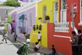 Kricketspieler in einer Straße in Bo Kaap. Auf unserer Großen Studienreise durch Südafrika verbringen wir drei Tage in Kapstadt und können hier, im Malaienviertel, beispielsweise einen kleinen Kochkurs machen.