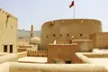 Bei unserer Studienreise in  den Oman kommen wir auch in die Oasenstadt Nizwa, deren gewaltiger Festungsbau an die wechselhafte Geschichte des Landes erinnert. In der Festung lassen wir uns zeigen, wie man nach alter Tradition Brot bäckt und kunstvolle Stickereien fertigt
