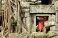 Auf dieser 18-tägigen Studienreise lernen wir  in Thailand, Laos und Kambodscha die Khmerkultur kennen. Verwittert ragen die Türme des Ta-Prohm-Tempels vor uns aus dem Dschungel. Würgefeigen haben ihn fotogen im Griff - kein Wunder, dass Hollywood ihn als Kulisse entdeckte.