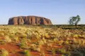 Majestätisch steht der Uluru (Ayers Rock) in der australischen Wüste. In den kühlen Morgenstunden entdecken wir den heiligen Berg der Aborigines auf unserer Studienreise durch Australien und Neuseeland.