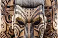 Die berühmte Schnitzkunst der Maori und ihrer Tätowierkunst - Whakairo - finden sich in dieser Schnitzerei vereint. Auf unserer vierwöchigen Neuseelandreise mit Muße begegnen wir insbesondere um Rotorua der Maori-Kunst und ihrer Kultur.