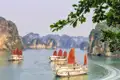 Unsere Reise für Singles- und Alleinreisende nach Vietnam führt uns in die Halongbucht, wo wir eine Nacht auf einer der traditionellen Boote, einer Dschunke, übernachten.