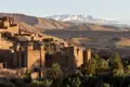 Der Ksar Ait Benhaddou präsentiert sich fotogen zu Füßen des Atlasgebirges. Er bildete die Kulisse in zahlreichen Historienfilmen und stellt für uns ein Highlight unserer Rundreise durch Marokko dar.