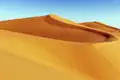 Einer der Höhepunkte dieser Studienreise nach Marokko ist der Besuch bei den Sanddünen des Erg Chebbi bei Merzouga. Ganz besonders wird das Erlebnis Wüste bei der Übernachtung in einem Kasbah-Hotel unmittelbar am Rande der Wüste. Erleben Sie den Sonnenauf- und Untergang und den unvergleichlichen Sternenhimmel.