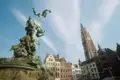 Der Brabobrunnen auf dem Grote Markt in Antwerpen - überragt vom Turm der Kathedrale. Auf dem Marktplatz, der guten Stube der Stadt, zeigt sich uns Antwerpen auf unserer Städtereise in all seinem Glanz.