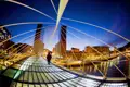 Auf unserer Städtereise CityLights Bilbao erleben Sie in kleiner Gruppe mit Studiosus-Reiseleitung die Höhepunkte der Stadt, u.a. die Zubizuri-Brücke von Stararchitekt Santiago Calatrava über den Fluss Nervión.