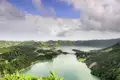 Auf unserer Singlereise mit Studiosus auf die Azoren genießen wir auf der Insel Sao Miguel Panoramablicke über die blau und grün leuchtenden Kraterseen von Sete Cidades.