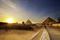 Zu unserer Reise nach Ägypten gehört der Besuch des Sphinx, der  Chefren- und der Cheopspyramide. Die untergehende Sonne taucht Landschaft und Bauten in ein eindrucksvolles Licht.