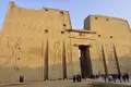 Während unserer Kreuzfahrt-Studienreise durch Ägypten kommen wir auch zum Horus-Tempel von Edfu.