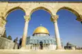 Die goldene Kuppel des Felsendoms auf dem Tempelberg in Jerusalem glitzert im Mittagslicht. Gläubige beten hier und an der Al-Aksa-Moschee; beide besichtigen Sie auf Ihrer Rundreise durch Israel von außen, wenn es die Sicherheitslage erlaubt.