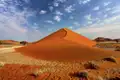 Namibia im Überblick, eine kompakte Rundreise mit Studiosus zu den Naturwundern im südlichen Afrika, natürlich mit den berühmten Dünen der Namibwüste am Sossusvlei. Die 95.000 Quadratkilometer umfassende Wüste Namib beeindruckt durch ihre meterhohen Dünen und überraschend gut angepasste Pflanzen und Tiere.