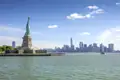 Mit der Fähre geht es vorbei an der Freiheitsstatue mitten hinein nach Manhattan. New York: Grandioses Finale der Studiosus-Reise zu den Metropolen der Ostküste der USA.