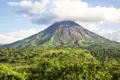 Auf unserer Studiosus-Reise Naturerlebnis durch Costa Rica wandern wir am Fuße des Vulkans Arenal über erkaltete Lavaströme durch das Tropengrün des Nationalparks.