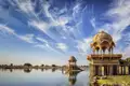 Unsere Besichtigung der Stadt Jaisalmer in der Wüste Thar, Rajasthan, Indien, beginnt am Gadi-Sagar-See.