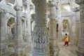 Auf unserer Reise besuchen Sie den Jainatempel von Ranakpur: Götter, Fabelwesen und Blumenmotive zieren die 1440 Marmorsäulen.
