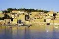 Auf unserer Studienreise in die Marken besuchen wir natürlich auch Ancona. Hier sehen wir den Hafen in honigfarbenem Abendlicht.