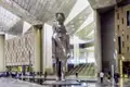 Statuevon Ramses II im modernen Atrium des Grand Egyptian Museum.