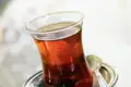 Probieren Sie auf Ihrer Städtereise nach Istanbul landestypischen Tee, traditionell in einem Glas serviert.