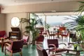 Ein Höhepunkt im doppelten Sinn im Hotel Mediterraneo in Rom: die Dachterrasse mit dem großen Panoramablick über die Stadt.