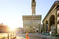 Bei der Städtereise nach Florenz besuchen Sie auch die Piazza della Signoria, wo es den Palazzo Vecchio, Michelangelos David und andere Skulpturen zu bestaunen gibt.