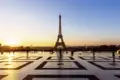 Eiffelturm in Paris bei Sonnenaufgang